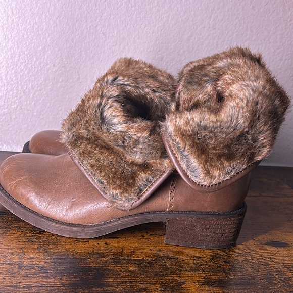 Lucky Brand Declann Fur Lined Slip-on Ankle
Bootie Size 8 1/2 - Picture 2 of 6